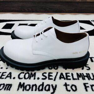 Common Projects - Men\'s Plain Toe Derby Shoes in White & Black Men main image 4